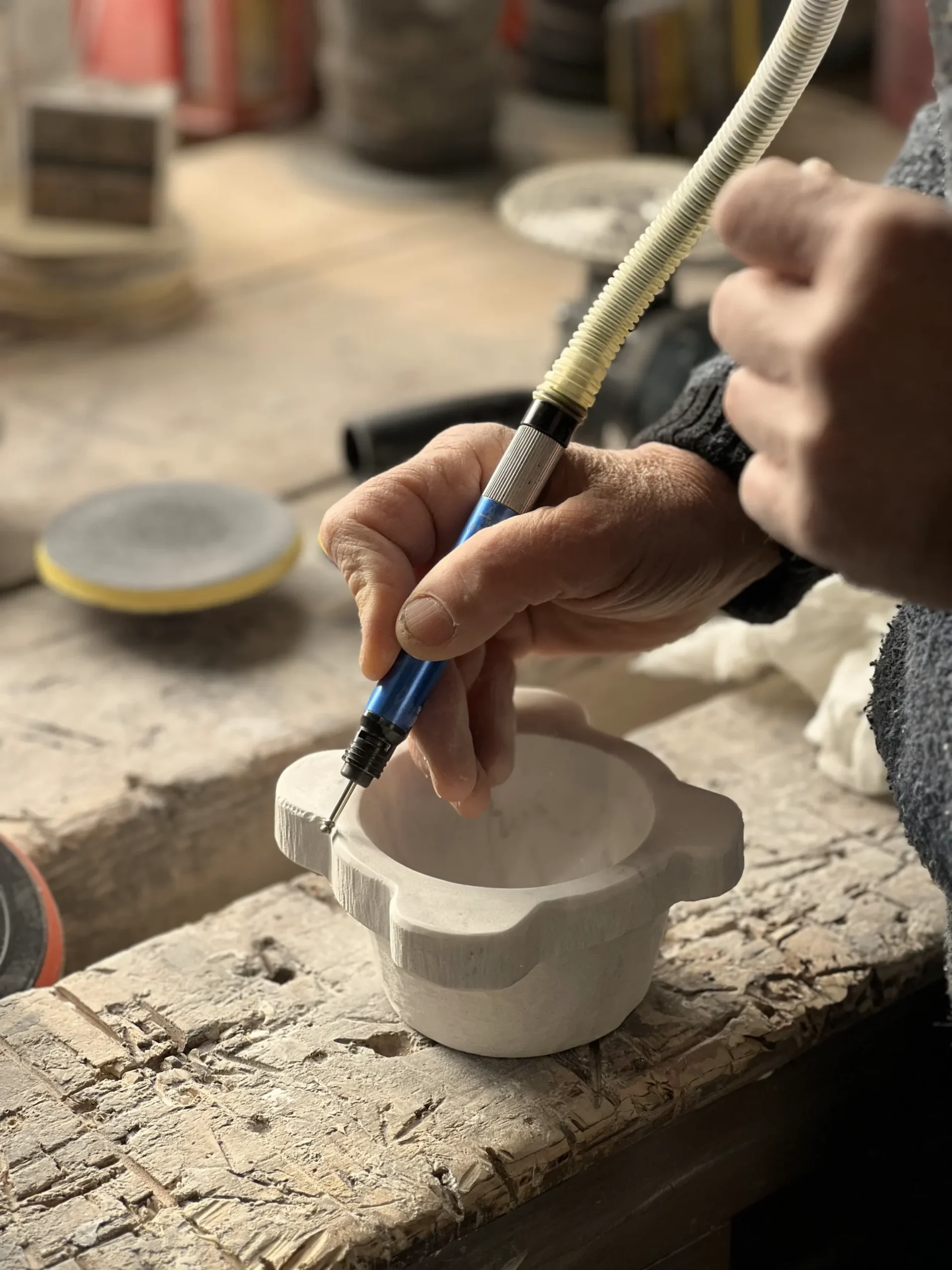 Artigiano A&P Marmi durante la lavorazione artigianale del marmo