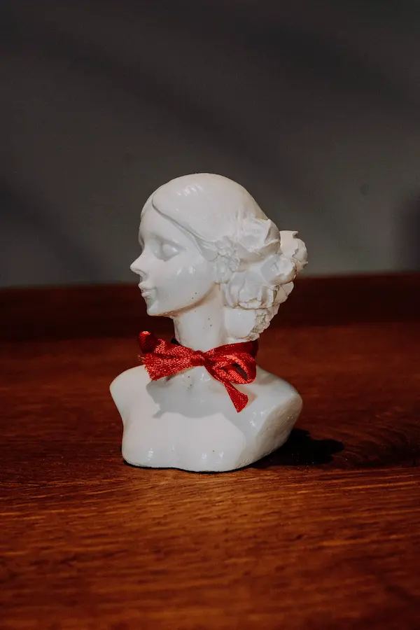 Althea &ndash; Busto in marmo riciclato