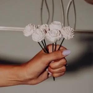 Composizione floreale Floreal in polvere di marmo riciclata, colore bianco, tenuta in mano – A&P Marmi