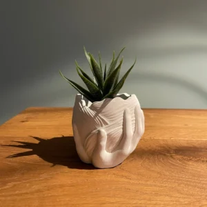 Vaso Essenza a forma di mani in polvere di marmo riciclata bianca con piantina grassa, fatto a mano in Italia – A&P Marmi