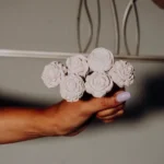 Composizione floreale Floreal in polvere di marmo, dettaglio del bouquet tenuto in mano