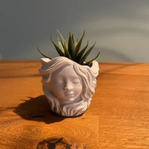 Sibilla vaso-scultura portapianta in polvere di marmo bianco - A&P Marmi