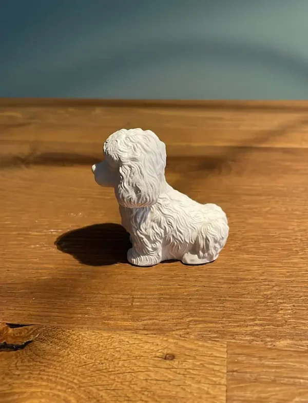 Harley – statuetta cagnolino in marmo riciclato, dettaglio