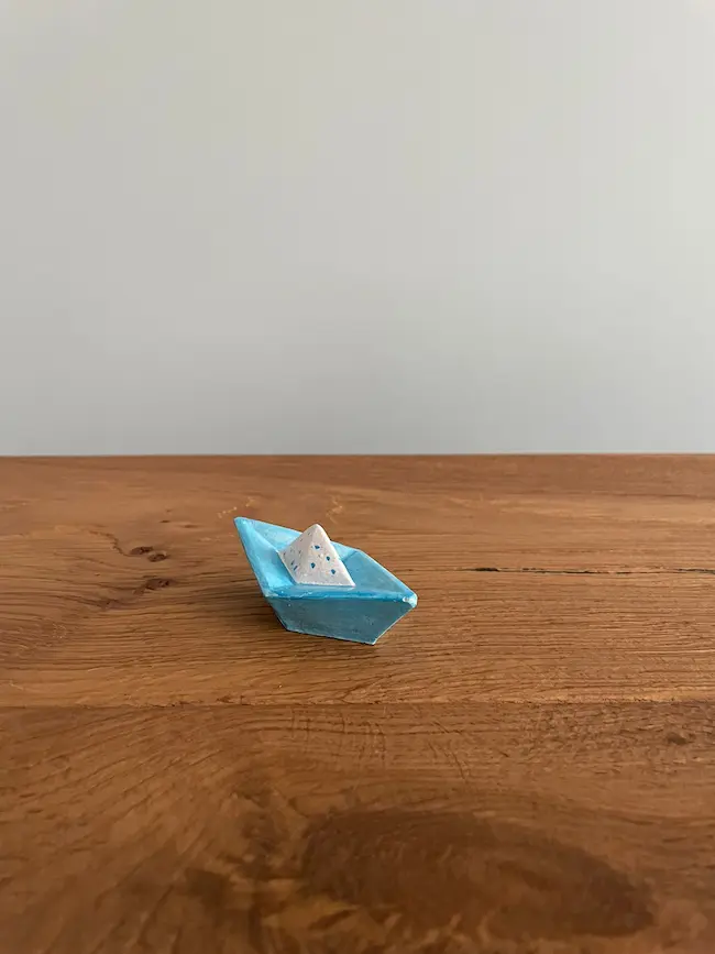 Jolly Roger, barchetta decorativa in polvere di marmo azzurra