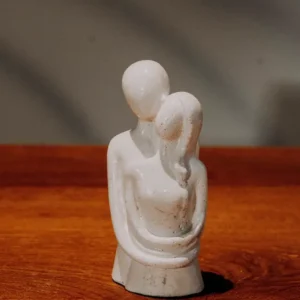 Noidue, scultura abbraccio in polvere di marmo, A&P Marmi